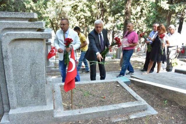 İzmir'de Chp'li Tuncay Özkan'dan Şehitlik Ziyareti