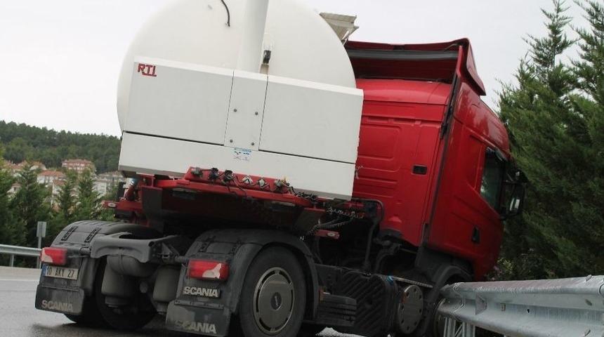 Makaslayan Tanker Bariyere Girdi