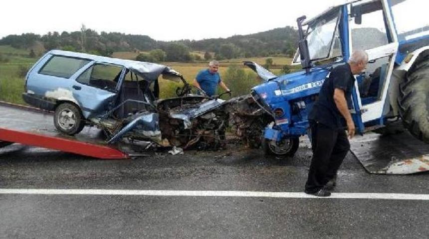 Traktör Ile Çarpışan Otomobilin Sürücüsü Öldü