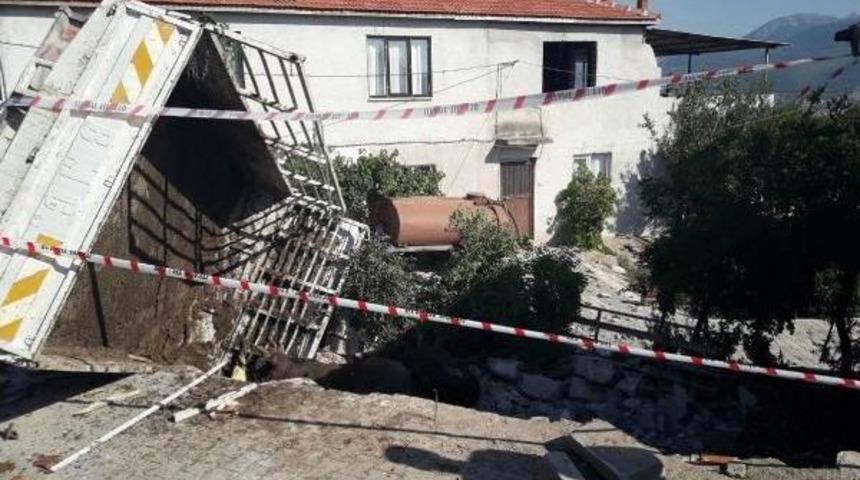 Kamyonetin Devrildiği Kazada Kurbanlık 3 Dana Telef Oldu