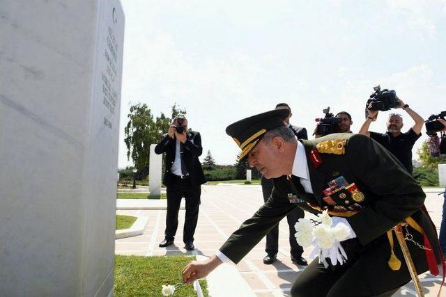 Genelkurmay Başkanı Orgeneral Akar, Devlet Mezarlığı’nı Ziyaret Etti