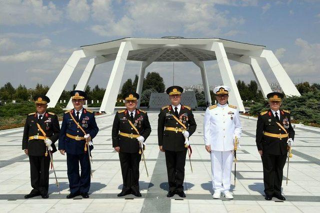 Genelkurmay Başkanı Orgeneral Akar, Devlet Mezarlığı’nı Ziyaret Etti