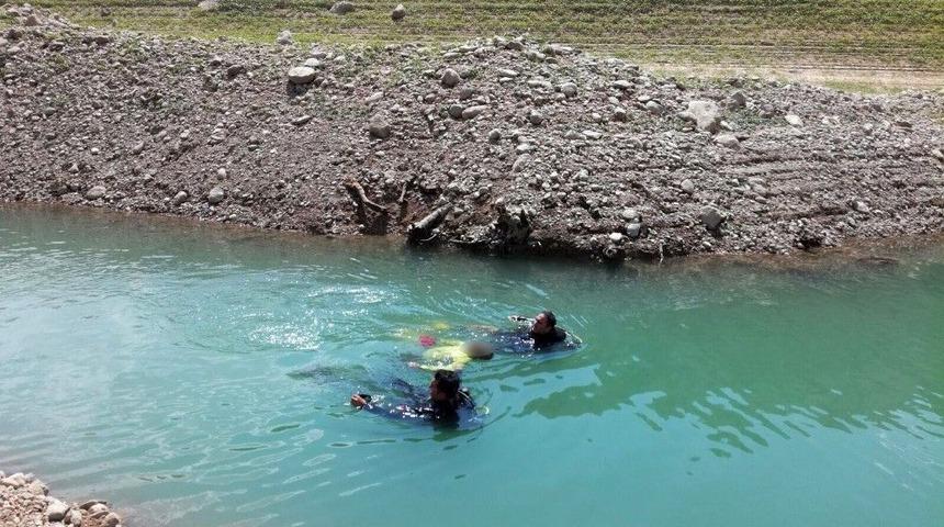 İla&ccedil;lama Tankına Su Doldurmak İsteyen Baba Oğul Baraj G&ouml;l&uuml;ne D&uuml;şt&uuml;