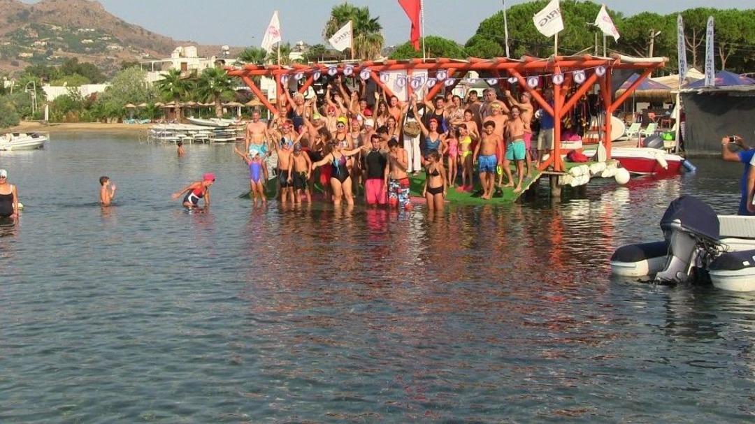 Zafer Bayramı&rsquo;nı 2 Kilometre Y&uuml;zerek Kutladılar