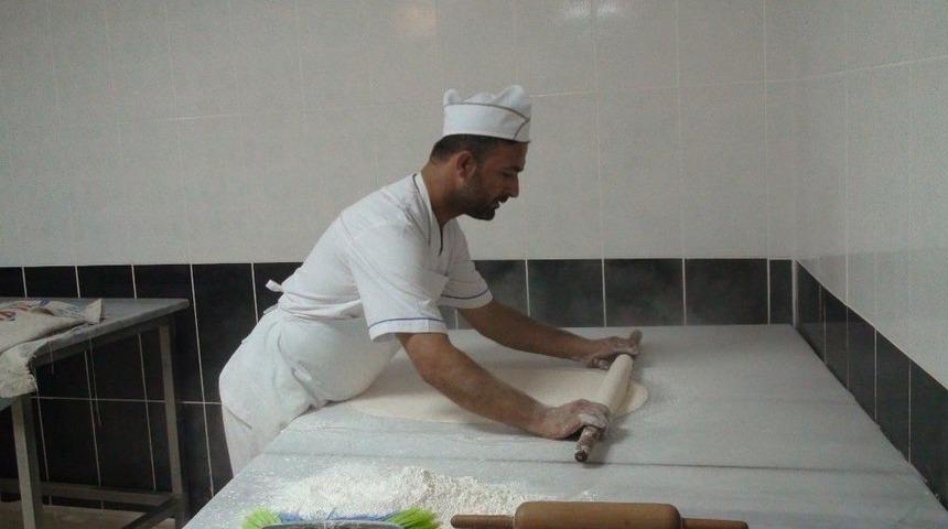 Kızıltepe&rsquo;de Tatlıcılar Bayrama Sayılı G&uuml;nler Kala Yoğun Mesaide