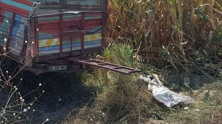 Kamyonet Kamyona Arkadan &Ccedil;arptı: 2 &Ouml;l&uuml;, 2 Yaralı