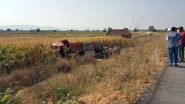 Kamyonet Kamyona Arkadan Çarptı: 2 Ölü, 2 Yaralı