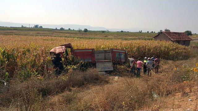 Kamyonet Kamyona Arkadan Çarptı: 2 Ölü, 2 Yaralı