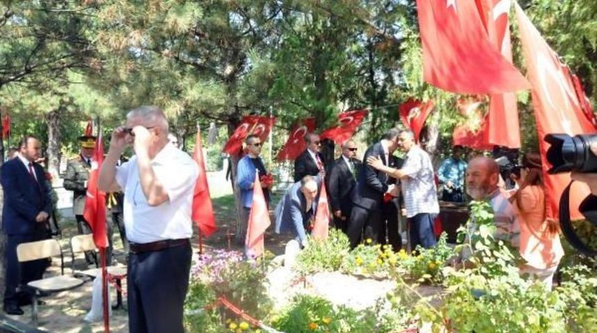 Kırıkkale'de 30 Ağustos Coşkusu, Şehitlikte Duygusal Anlar