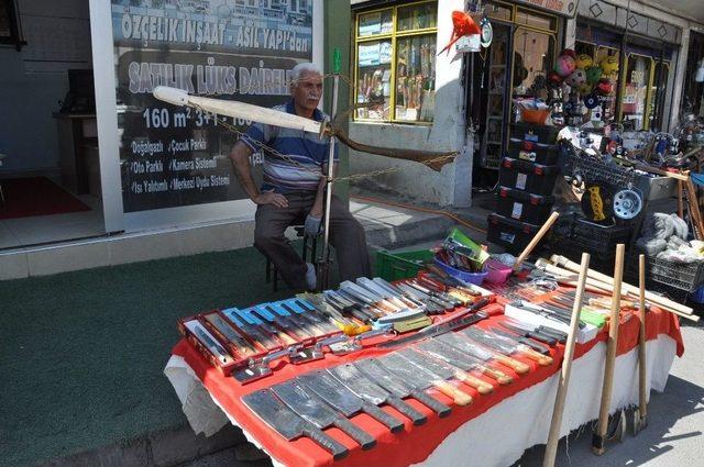 Kars’ta Bıçaklar Tezgahlarda Yerini Aldı