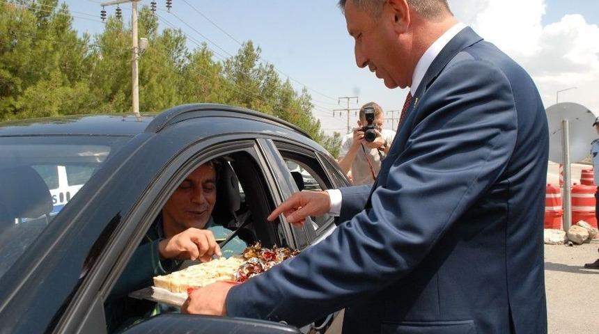 Burdur Valisi&rsquo;nden Tatilcilere Ceviz Ezmesi