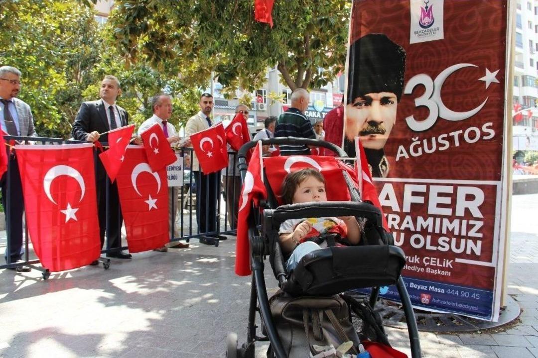 Bayrakları Şehit Yakınları Ve Gaziler Dağıttı