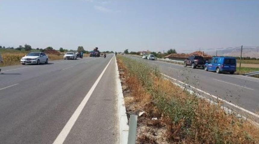 Kamyonetin &Ccedil;arptığı Kamyon Tarlaya U&ccedil;tu:: 2 &Ouml;l&uuml;, 2 Yaralı