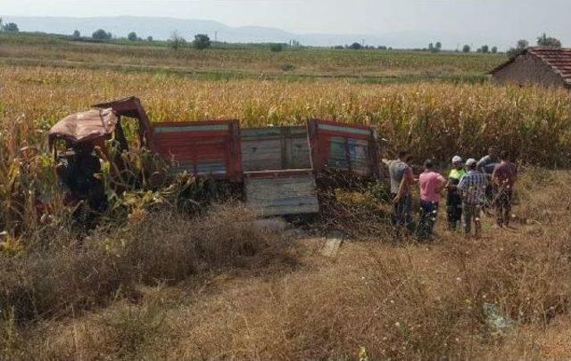 Kamyonetin Çarptığı Kamyon Tarlaya Uçtu:: 2 Ölü, 2 Yaralı