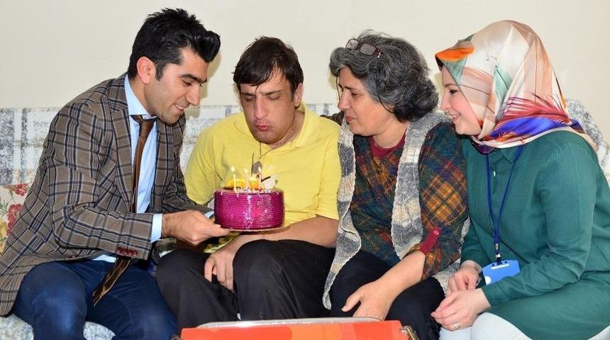 Engelsiz Y&uuml;zler G&uuml;l&uuml;yor