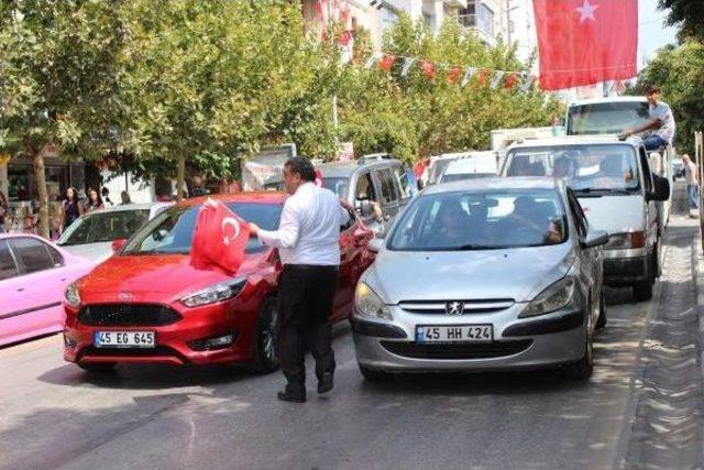 Manisa'da 2 Bin Türk Bayrağı Dağıtıldı