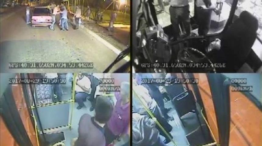 &Ccedil;orum'da Halk Otob&uuml;s&uuml;nde Bı&ccedil;aklı Kavga: 2 Yaralı