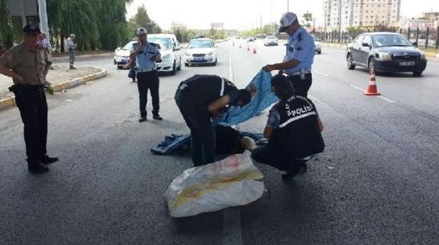 Karşıya Ge&ccedil;mek Isterken Kamyonetin &Ccedil;arptığı Kadın &Ouml;ld&uuml;