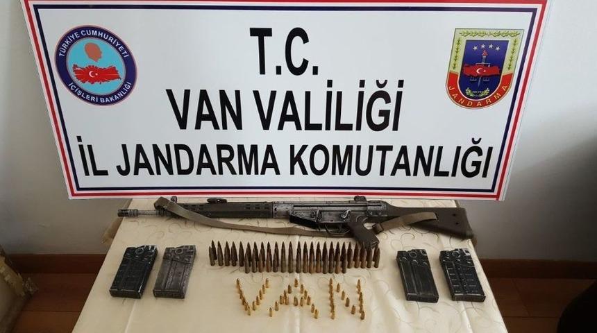 Jandarma Ka&ccedil;ak&ccedil;ılara G&ouml;z A&ccedil;tırmıyor
