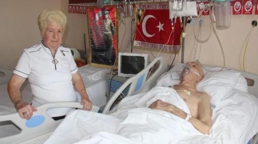 Atatürk Sevgisini Eşinin Hastane Odasına Taşıdı