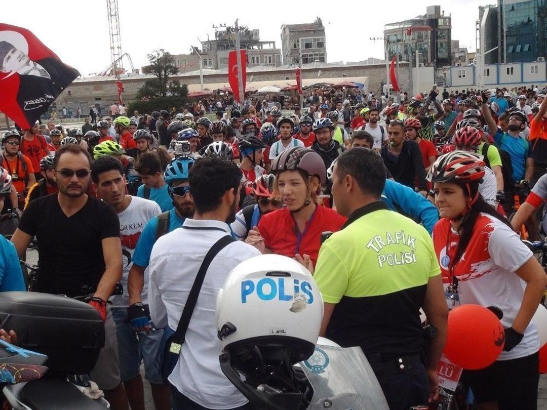 (&ouml;zel Haber) Zafer Bayramı İ&ccedil;in 300 Bisikletli Taksim Meydanı&rsquo;nda