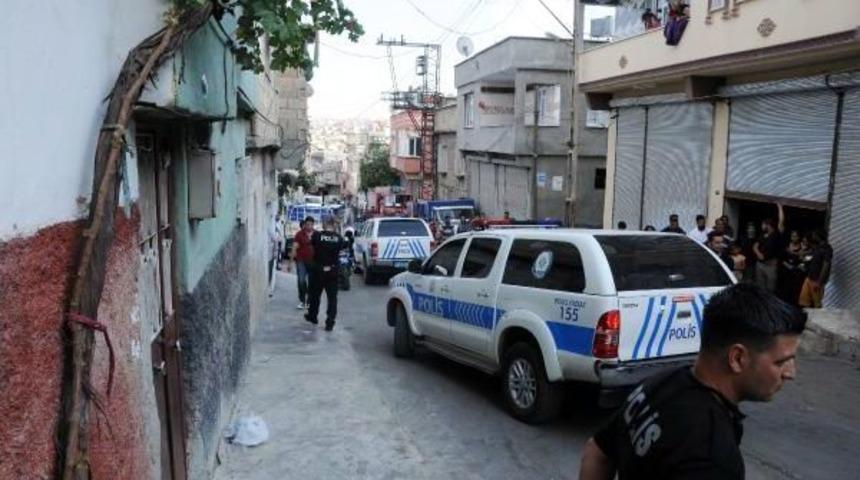 Eşi Ve 3 &Ccedil;ocuğunu Tabancayla Tehdidiyle 2 Saat Rehin Aldı