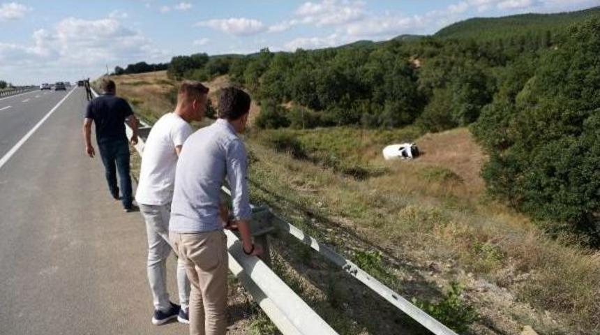 Emniyet Kemerleri Takılı Baba-Oğul Kazadan Hafif Yaralı Kurtuldu