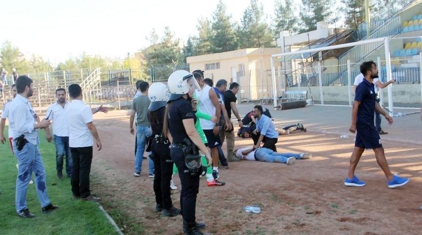 Kupa Ma&ccedil;ında Olaylar &Ccedil;ıktı, Emniyet M&uuml;d&uuml;r&uuml; Yaralandı