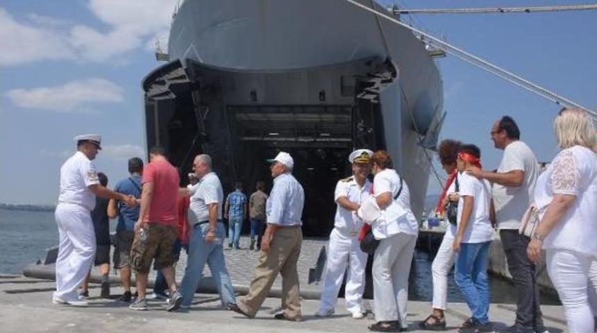 Savaş Gemileri İzmirliler'in Ziyaretine A&ccedil;ıldı