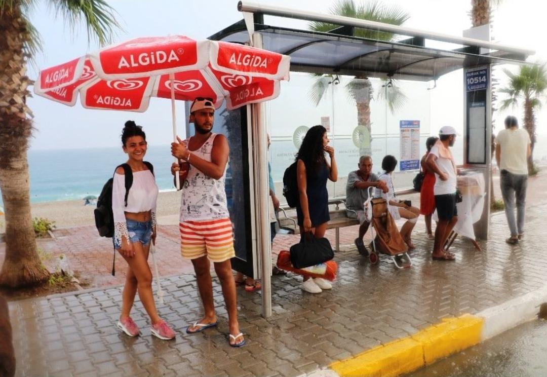 Antalya&rsquo;da Tatilcilere Yağmur S&uuml;rprizi