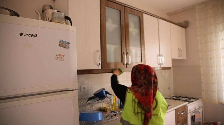 Engelli, Yaşlı Ve Kimsesizlerin Evinde Bayram Temizliği