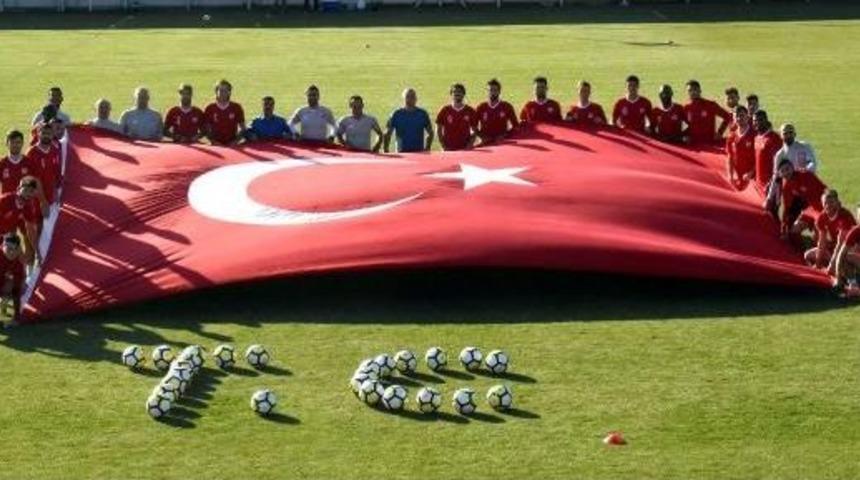 Demir Grup Sivasspor'dan 30 Ağustos'a Bayraklı Kutlama