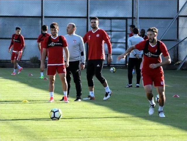 Demir Grup Sivasspor'dan 30 Ağustos'a Bayraklı Kutlama