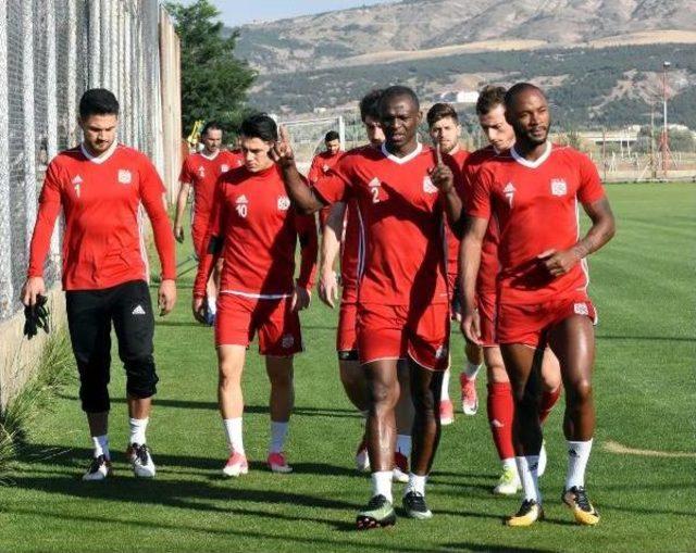 Demir Grup Sivasspor'dan 30 Ağustos'a Bayraklı Kutlama