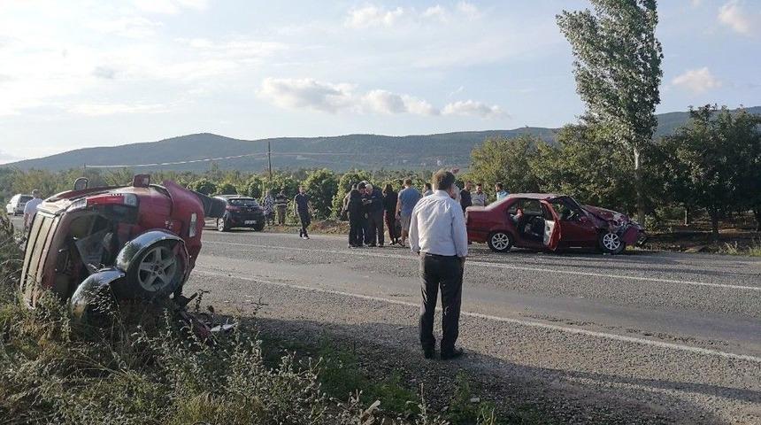 Otomobil Park Halindeki Cipe &Ccedil;arptı: 1 &Ouml;l&uuml;, 7 Yaralı