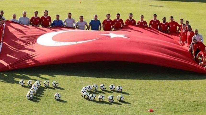 Sivasspor&rsquo;dan 30 Ağustos&rsquo;a Bayraklı Kutlama