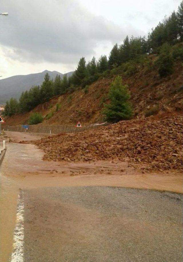 Denizli’de Sağanak Yağış Sel Ve Heyelana Neden Oldu