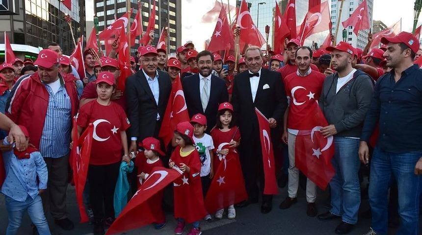 Beşiktaş&rsquo;ta 30 Ağustos &rsquo;fener Alayı&rsquo; İle Kutlandı