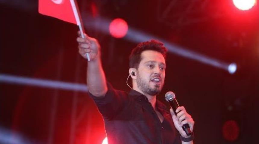 Antalya Cumhuriyet Meydanı A&ccedil;ılışında Murat Boz Konseri