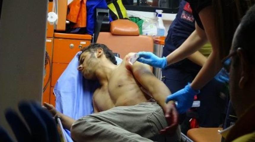 Sırtından Bı&ccedil;aklanan Suriyeli Gen&ccedil; Ağır Yaralandı