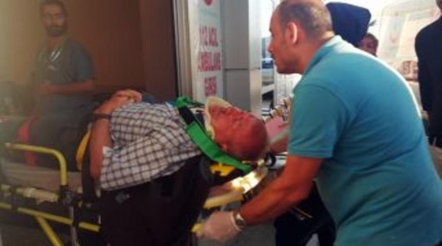 Tarım Aracı Yoldan &Ccedil;ıkıp Devrildi: 2 Yaralı