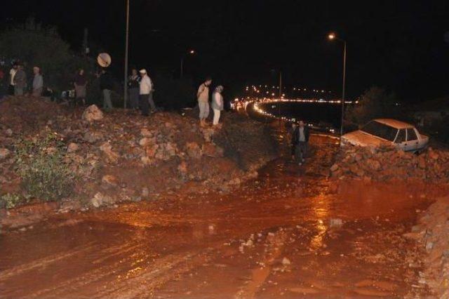 Serinhisar'da Şiddetli Yağmur, Sel Ve Heyelana Neden Oldu