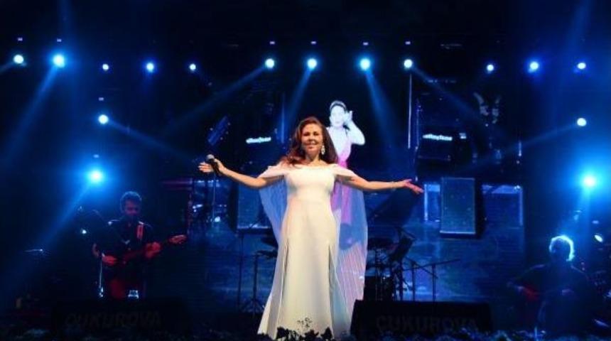 Mersin'de 30 Ağustos Kutlamalarında Nil&uuml;fer Konseri