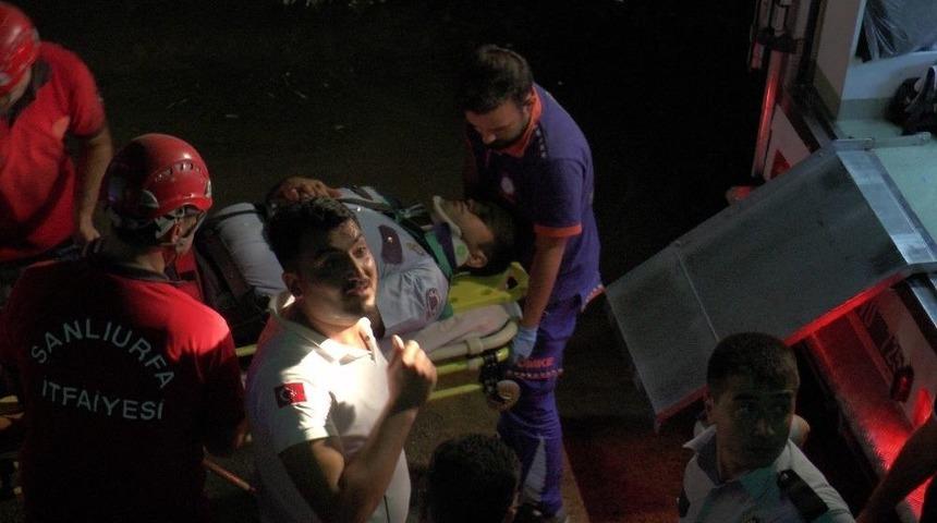 Kadın Zanlının Peşinden Atlayan Polis Betona Zemine D&uuml;şt&uuml;