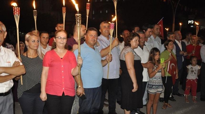 D&ouml;rtyol&rsquo;da Zafer Bayramı İ&ccedil;in Fener Alayı Y&uuml;r&uuml;y&uuml;ş&uuml;