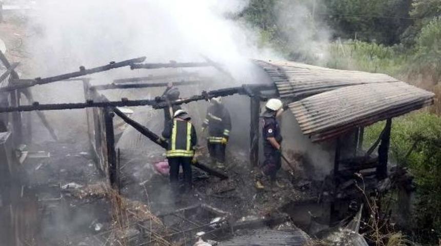 Samsun'da Tek Katlı Ahşap Ev Yandı