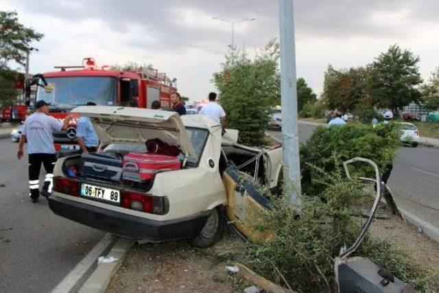 Otomobil Aydınlatma Direğine Çarptı: 1 Ölü, 4 Yaralı