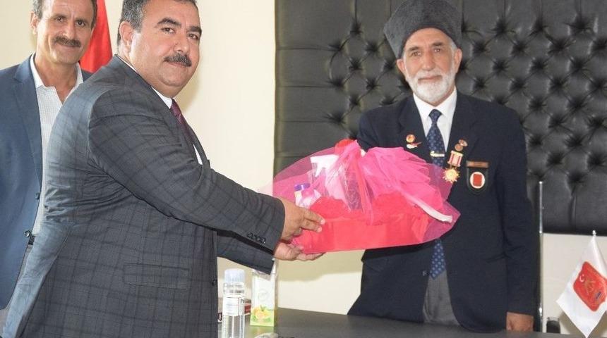 İl&ccedil;e Milli Eğitim M&uuml;d&uuml;r&uuml; Ateş&rsquo;ten Şehit Aileleri Derneğine Ziyaret