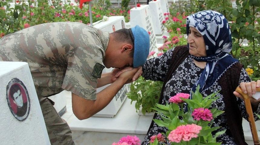Askerler Dua Edip Şehit Annelerinin Elini &Ouml;pt&uuml;