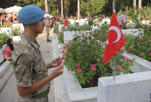 Askerler Dua Edip Şehit Annelerinin Elini Öptü